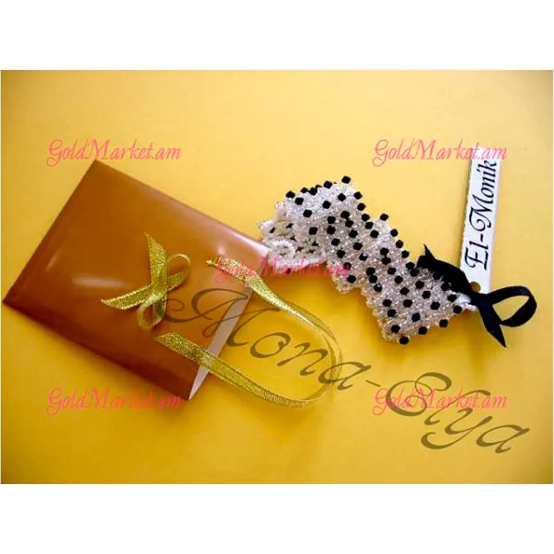 Թևնոց սպիտակ-սև քարերով