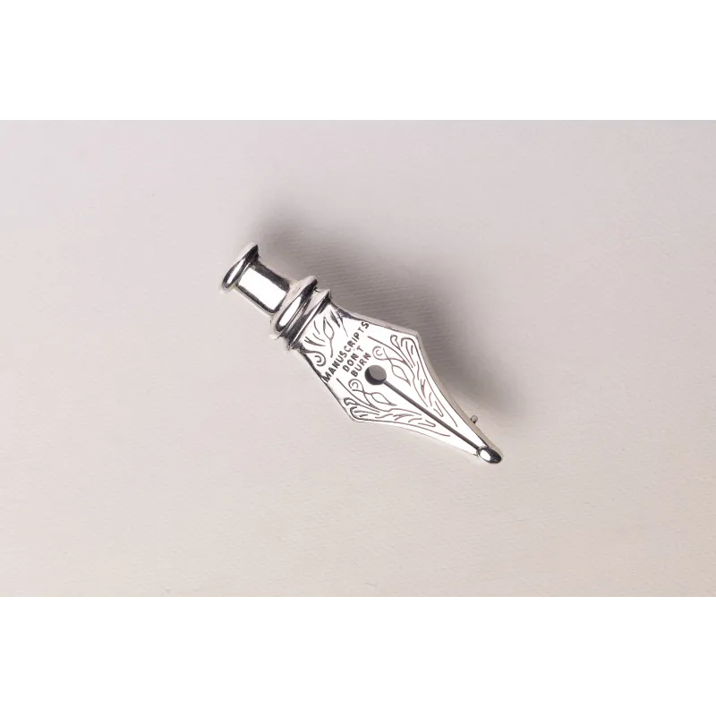 Ձեռագրերը չեն այրվում` Կրծքազարդ