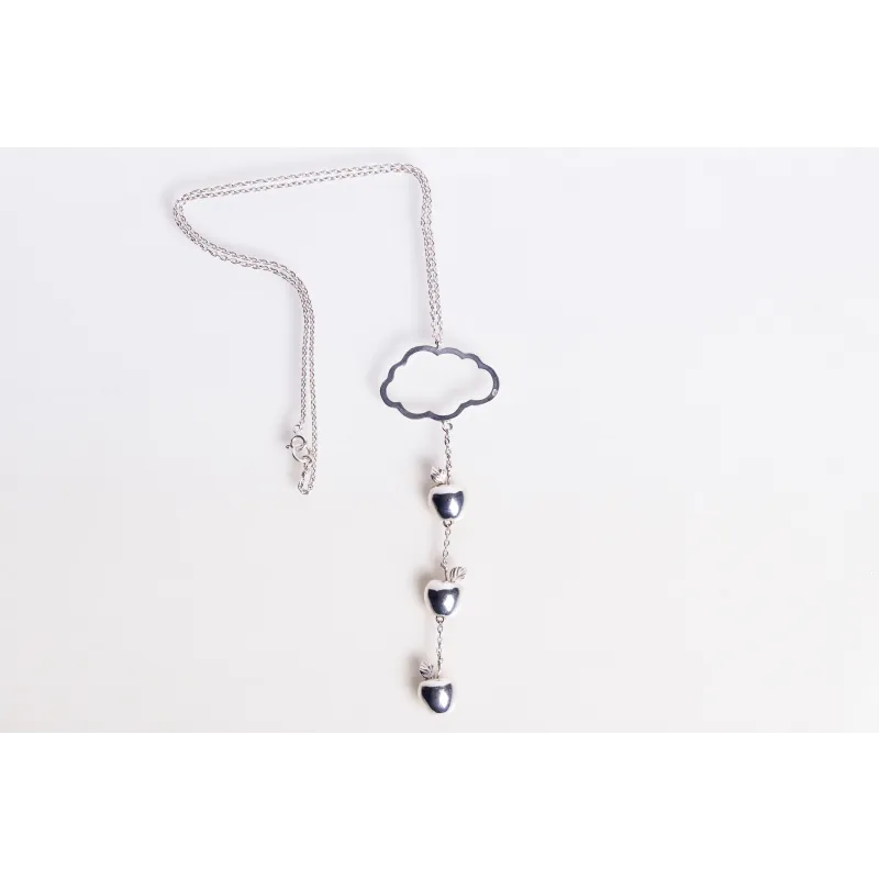 Երկնքից ընկավ երեք խնձոր` Կախազարդ